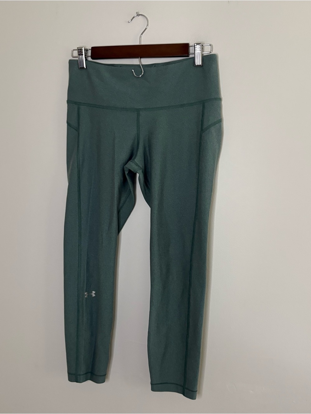 Under Armour women’s medium Sage green leggings Yoga Workout Gym Fall Capri